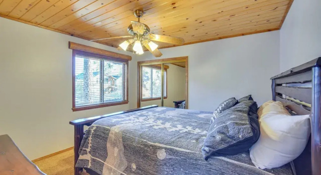 Big Bear Lake Cabin w/ Hot Tub & Gas Fire Pit!