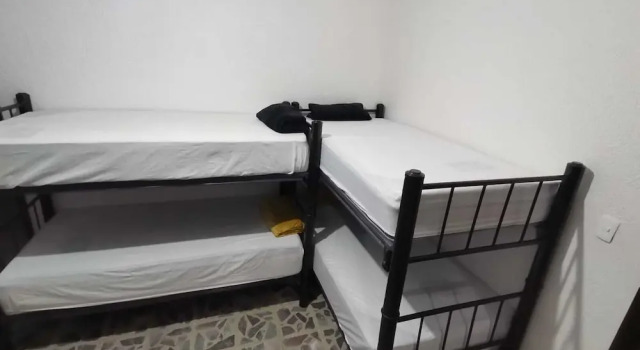 Кровать в общем номере Hostal Xitla