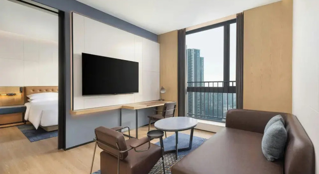 Двухместный люкс с видом на город Four Points by Sheraton Guangzhou Bai’e Tan