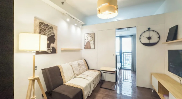 Номер Standard c 1 комнатой с балконом и с видом на бассейн GemstoneBR in SMDC Air Residences