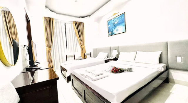 Трёхместный номер Standard с балконом Dương Đông Hotel