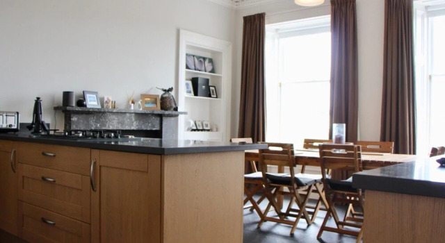 Large Apartment in Canonmills