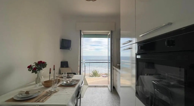 [Via XXV Aprile] 4 Locali - Di Fronte al Mare