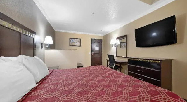 Люкс Econo Lodge Inn & Suites Fallbrook Downtown