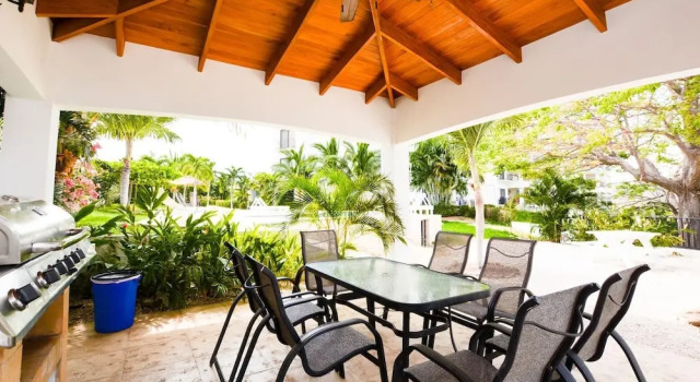Номер Standard Fifth-Floor Condo with Breathtaking Ocean Views, Stylish Interior & Prime Location Near Flamingo Beach