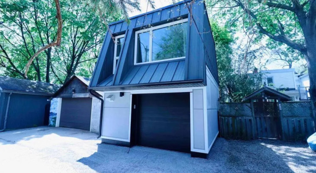 Апартаменты Cozy 1 bedroom laneway house downtown Eastside