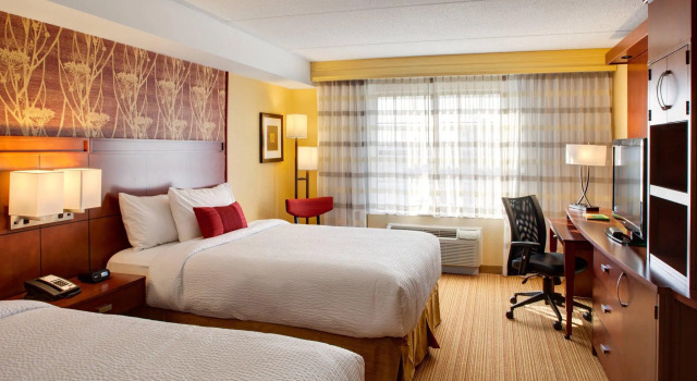Четырёхместный номер Standard Courtyard by Marriott London