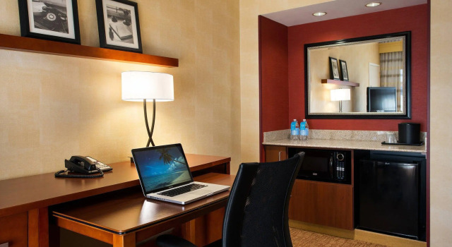 Двухместный люкс c 1 комнатой Courtyard by Marriott Phoenix Airport