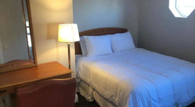 Rally Point Inn And Pub, Buchen Sie Hotel  