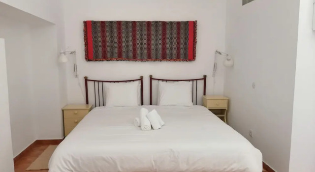 Casa Vitória Guest House, Забронировать Гостевой дом Отели Эвора-Монте с парковкой, рядом с Church of Nossa Senhora da Graca, Парковка