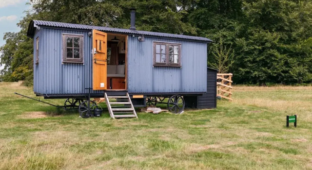 Drovers Hill at Stonor - Redwood - Shepherds hut