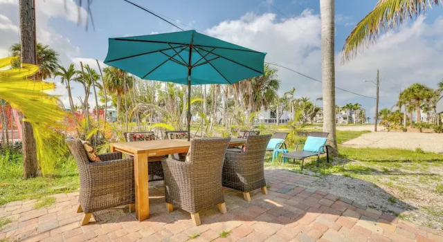 Апартаменты Dog-friendly Getaway: Steps to Fort Myers Beach!