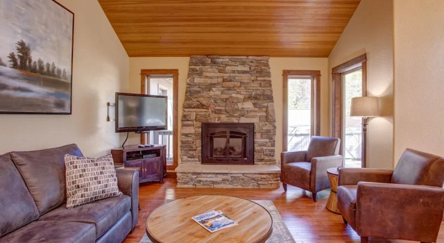 Stunning W/ Hot Tub & Expansive Deck 4 Bedroom Home