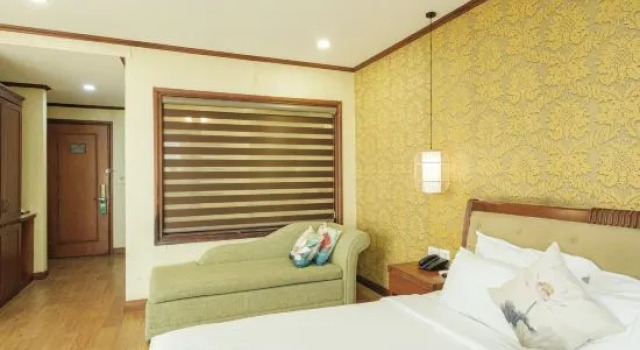 Люкс с балконом Sunset Westlake Hanoi Hotel