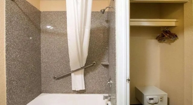 Четырёхместный номер Standard Quality Inn & Suites I-35 near Frost Bank Center
