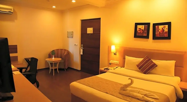 Студия Royal Orchid Suites