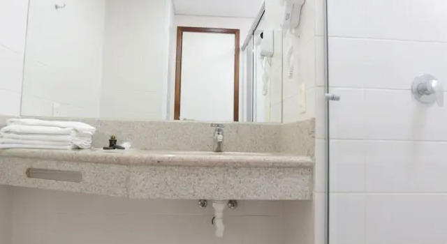 Четырёхместный семейный номер Standard Executive Inn Hotel
