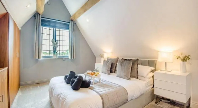 luxury 2 bed cosy cottage with hot tub and childrens play area hambrook Bristol