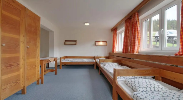 Кровать в общем номере Horský hotel Žižkova bouda