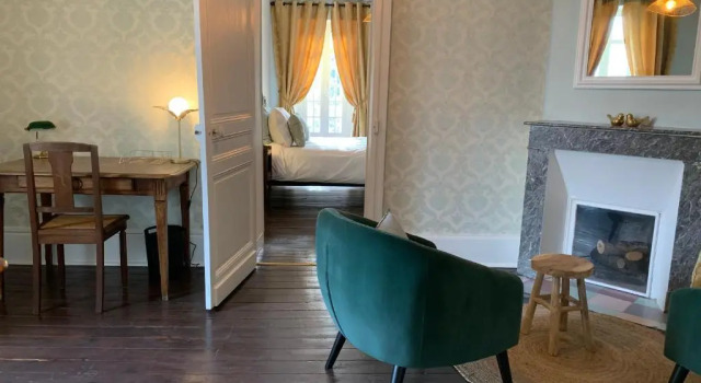 Brigitte et Moi, Book Hotel Chancelade White Perigord