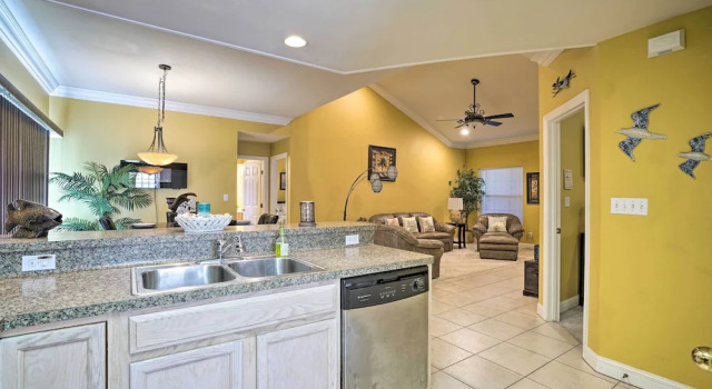 Апартаменты с 2 комнатами с балконом Coastal Condo w/ Pool in South Padre Island!