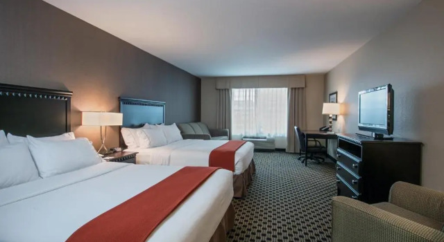Четырёхместный номер Executive Holiday Inn Express & Suites - Green Bay East by IHG