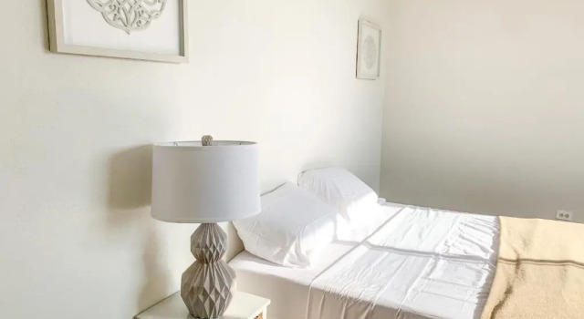 Beautiful 3 BDR 2,5 Bath- Steps from Beach w/PKG