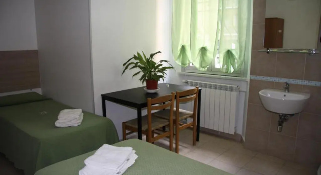 Кровать в общем номере (мужской номер) Hotel Adelchi