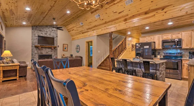 Коттедж с 4 комнатами с балконом Cabin w/ Hot Tub & Grill - 6 Mi to Broken Bow Lake