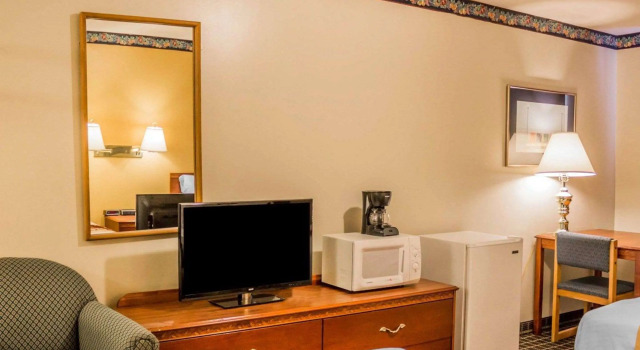 Четырёхместный номер Standard Rodeway Inn Kalkaska