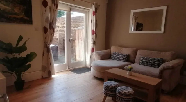 Bright Clapham flat with private garden, sleeps 4, Забронировать Отель Бизнес-отели Англии, 4* 5*