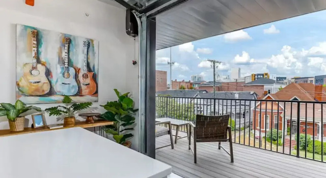 Nashville Oasis at The Muse: Modern 2BR With Balcony & Rooftop Views, Забронировать Апартаменты/квартира Апартаменты Нэшвилл, рядом с Музей Джонни Кэша, Апартаменты/квартира