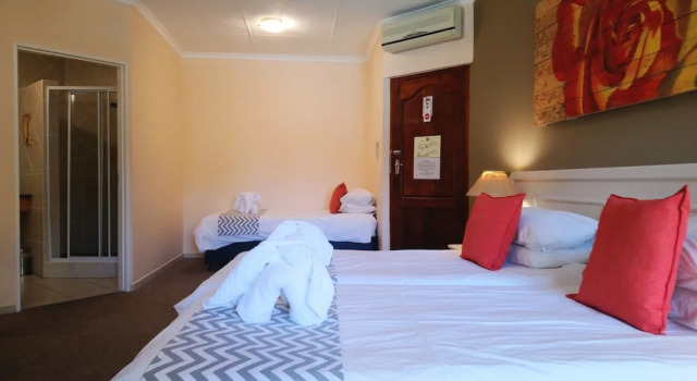 Трёхместный номер Standard с балконом Elephant Lake Hotel