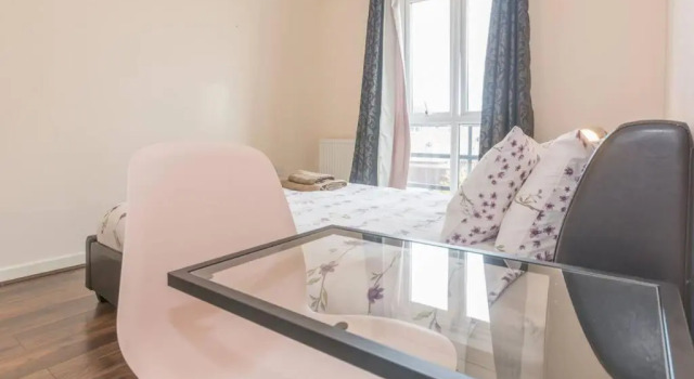BrumStay UK - 4 Bed House with Garden, Parking and Fibre Broadband with speed upto 250mbps, Varaa Hotelli Birmingham West Midlands