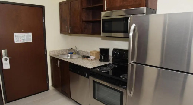 Трёхместный номер Standard Home Away Kitchen Suites Enid