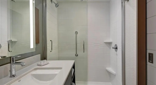 Четырёхместный номер Deluxe с балконом Hilton Garden Inn Madison Huntsville Airport
