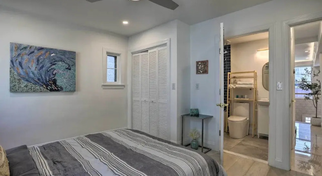 Upscale + Unique Townhome in University City!, Забронировать Апартаменты/квартира Отели Филадельфии с парковкой, рядом с Dental Museum, Парковка