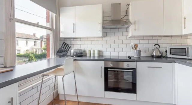 Апартаменты Modern 2 Bedroom Apartment with Free Parking!