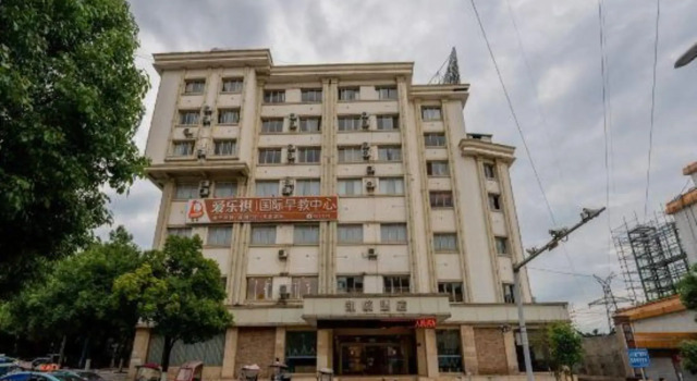 Kaiyue Hotel, Rezerwuj Hotel Hotele w Qujing z parkingiem, Parking