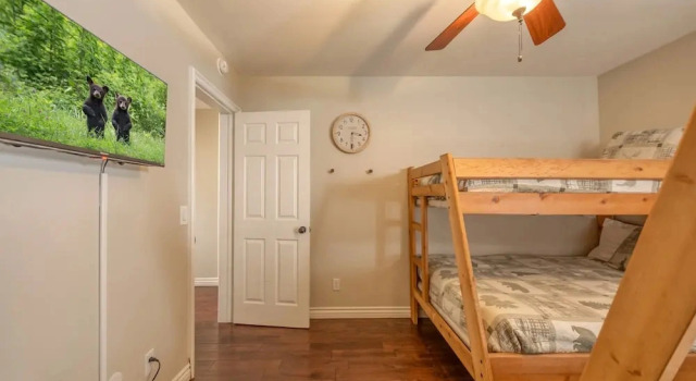 23 - Big Bear Lakeview Lodge 3 Bedroom Home, Забронировать Дом для отпуска Коттеджи Биг-Бэр-Лейк, рядом с Alpine Slide at Magic Mountain, Коттедж
