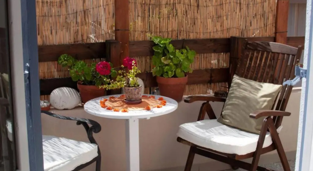 Коттедж с 2 комнатами Marys Art and Cultural House 100meters from the beach