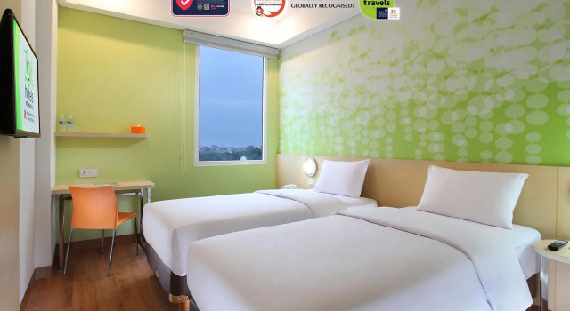 Кровать в общем номере Zest Airport Jakarta by Swiss-Belhotel International