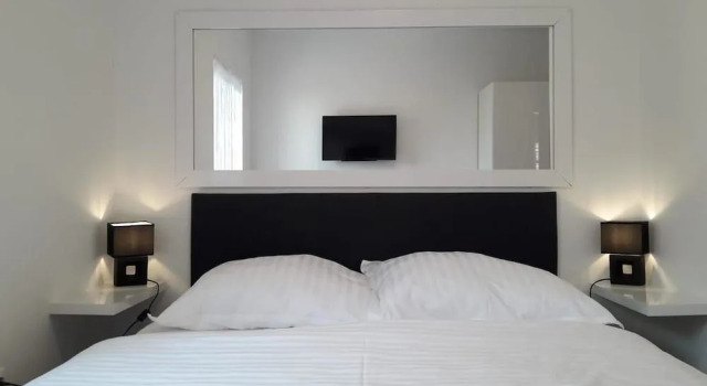 Downtown Park Apartments with Balcony, Забронировать Апартаменты/квартира Отели Водице с парковкой, рядом с Частный Пляж Отеля «Кристина», Парковка