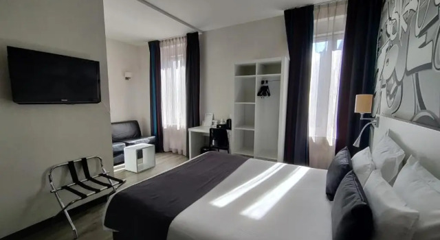 Четырёхместный номер Standard The Originals Boutique, Hôtel de lUnivers, Montluçon