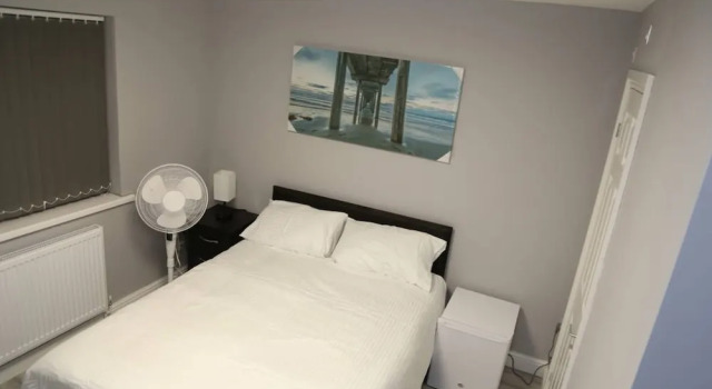 Room in House - A A Guest Room8, Забронировать Гостевой дом Отели Большого Лондона с парковкой, Парковка