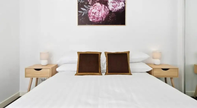 Executive and Spacious Apartment With Balcony, Book Apartment Melbourne 