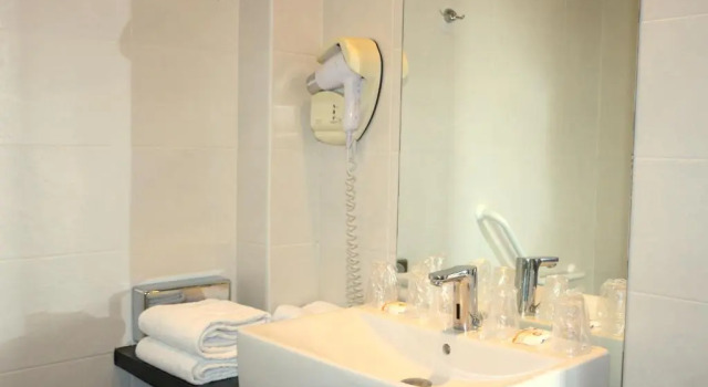 Семейный номер Standard Best Western Le Cheval Blanc -Vue sur le port-plein centre ville