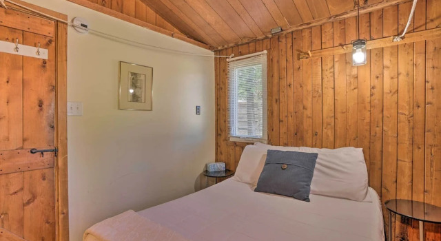 Коттедж c 1 комнатой Steps to Beach! Dog-friendly Suttons Bay Cottage