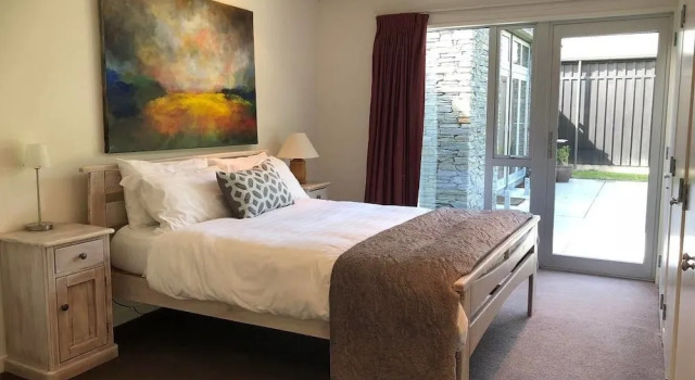 Queenstown Exclusive Retreat with Hot Tub, Забронировать Отель Озеро Хайес 