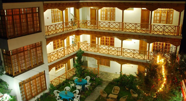 Полулюкс The Auspicious Hotel